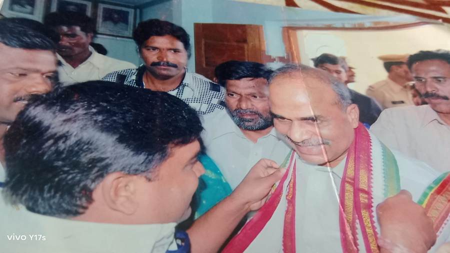 Shri V. Lingam Naik, as Municipal Councillor, wishing the late CM Dr. Y. S. Rajasekhara Reddy